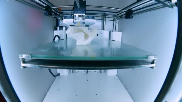 现代3D打印机打印图形的特写宏 自动三维3D打印机在实验室进行塑料白色造型 具有白色背景的3D打印处理 — 图库视频影像