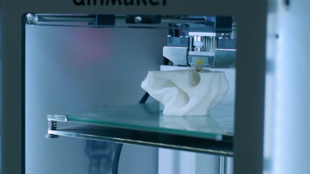 프린터 프린팅 매크로 프린터는 실험실에서 플라스틱 화이트 모델링을 배경을 프린팅 — 비디오