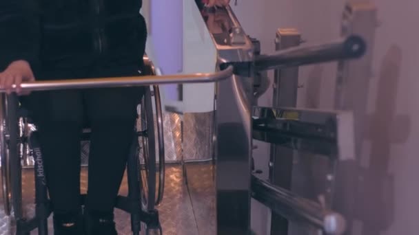 Niepełnosprawna Kobieta Wózku Inwalidzkim Wspina Się Schodach Mechaniczną Windą — Wideo stockowe