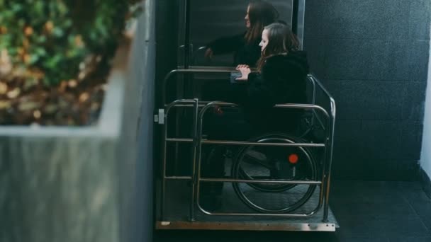 Gehandicapte Vrouw Een Rolstoel Klimt Met Een Mechanische Lift Trap — Stockvideo