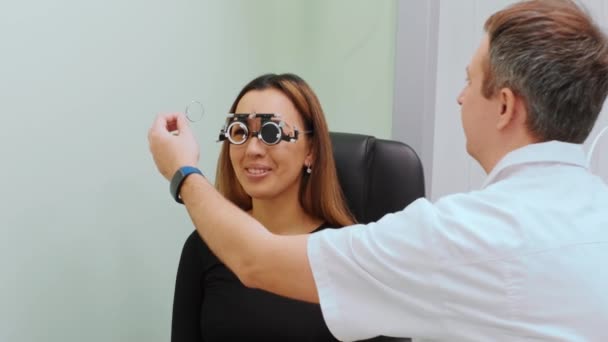 Bir Göz Doktoruna Danışıyorum Tıbbi Ekipman Koreometri Profesyonel Göz Doktoru — Stok video