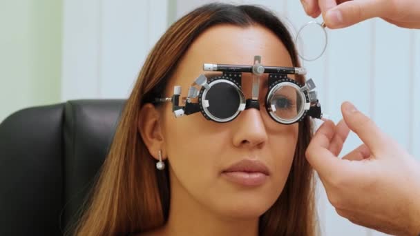 向眼科医生咨询 医疗设备 计数器 专业眼科医生检验 — 图库视频影像