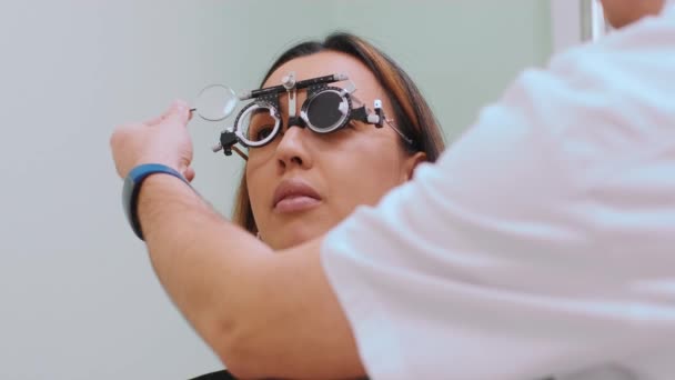 眼科医との相談 医療機器 コレオメトリ 専門眼科医による検査 — ストック動画