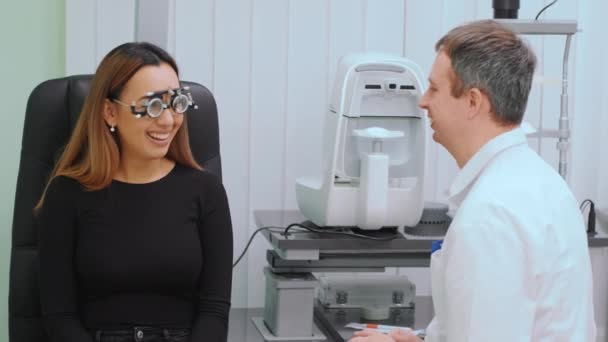 Samråd Med Ögonläkare Medicinsk Utrustning Coreometri Professionell Ögonläkare Undersöker — Stockvideo