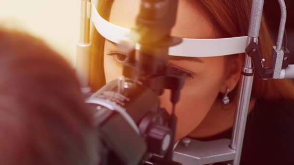 Lekarz Piękna Kobieta Patrząc Maszynę Badania Wzroku Okulisty Okulista Medyczny — Wideo stockowe