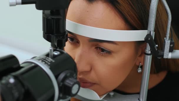 Ogen Gemeten Met Refractometer Bij Opticien Oogarts Oogheelkundige Die Intraoculaire — Stockvideo