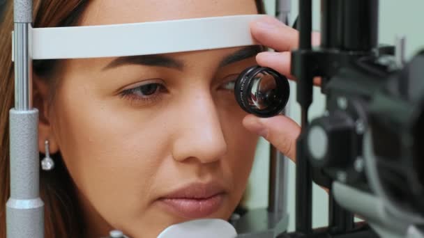 Ogen Gemeten Met Refractometer Bij Opticien Oogarts Oogheelkundige Die Intraoculaire — Stockvideo