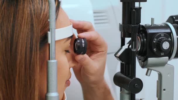 Médico Mujer Hermosa Mirando Máquina Prueba Del Ojo Oftalmólogo Oftalmólogo — Vídeo de stock