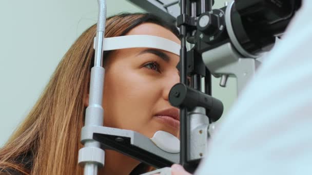 Göz Doktorunda Göz Doktorunda Refraktometreyle Ölçülen Gözler Klinikte Klinikte Genç — Stok video