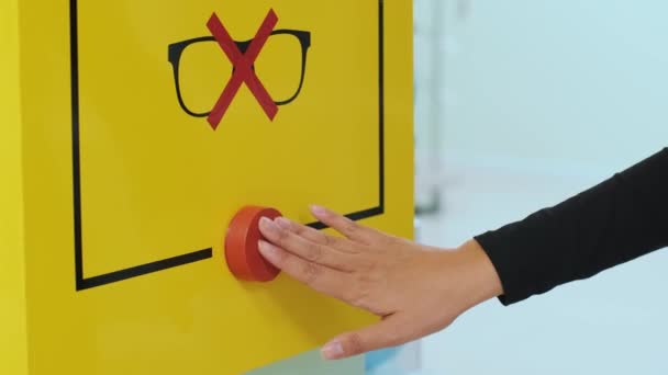 Hand Drückt Roten Knopf Keine Brille Mehr — Stockvideo