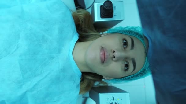 Cirugía Ocular Paciente Cirujano Quirófano Durante Cirugía Oftálmica Paciente Está — Vídeos de Stock