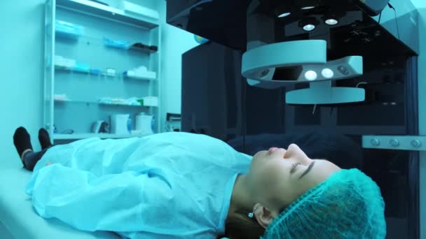 Chirurgia Oculare Paziente Chirurgo Sala Operatoria Durante Intervento Oftalmico Paziente — Video Stock