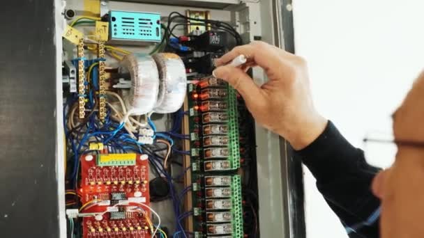 Elektriciens Handen Testen Stroom Elektrisch Het Bedieningspaneel Elektricien Ingenieur Werk — Stockvideo