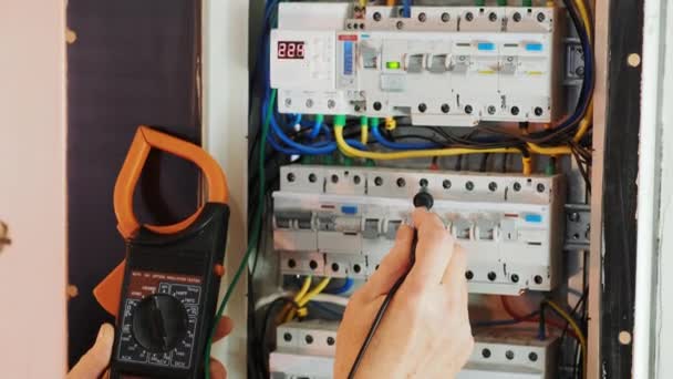 Elektriciens Handen Testen Stroom Elektrisch Het Bedieningspaneel Elektricien Ingenieur Werk — Stockvideo