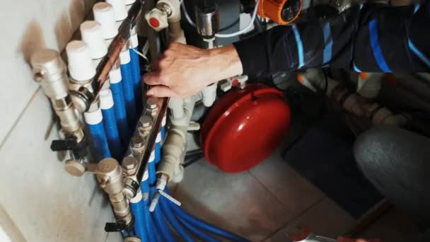 Plomero Profesional Servicio Reparación Fontanería Reparador Arreglando Calentador Agua Gas — Vídeos de Stock