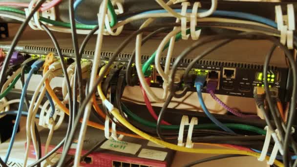 Netwerkschakelaar Ethernetkabel Rek Kast Netwerkverbindingstechnologie Heeft Een Statusled Werkstatus Weer — Stockvideo
