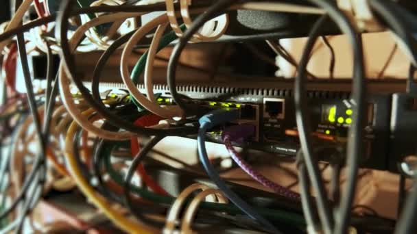 Commutateur réseau et câble Ethernet dans l'armoire de rack. Technologie de connexion réseau et dispose d'une LED d'état pour afficher l'état de fonctionnement. Concept d'infrastructure avec câbles connectés au centre de données 