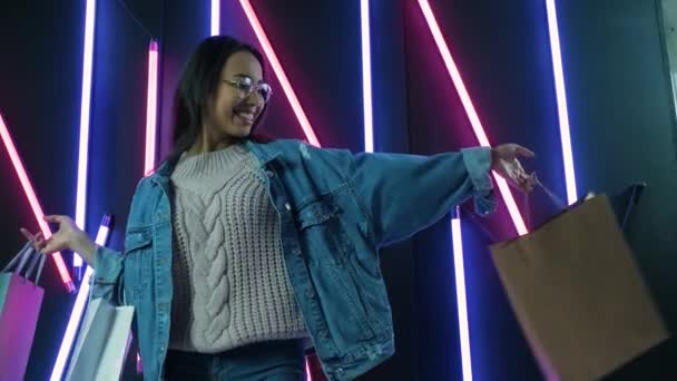 Mavi Kot Ceketli Arka Planda Neon Lambaları Olan Genç Bir — Stok video