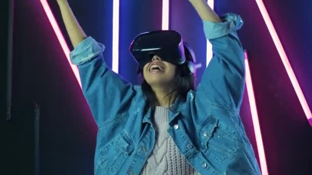 Jovem Dançando Mãos Para Cima Fone Ouvido Capacete Realidade Virtual — Vídeo de Stock