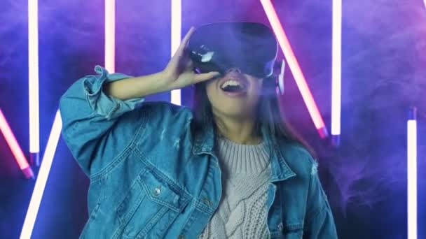 Mujer Joven Mira Alrededor Pregunta Cómo Increíble Realidad Virtual Casco — Vídeo de stock