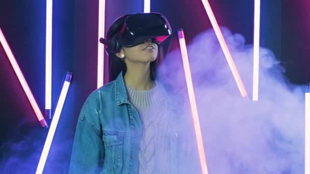 Mladá Žena Rozhlédne Přemýšlí Jak Úžasná Virtuální Realitě Virtuální Realita — Stock video