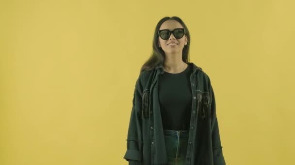 Νεαρό Όμορφο Κορίτσι Τσάντες Ψώνια Στο Κίτρινο Backgroun — Αρχείο Βίντεο