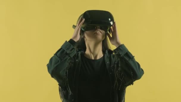 Young Woman Looks Wonders How Amazing World Virtual Reality Helmet — Stock Video