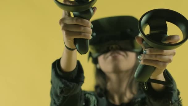 Молода Жінка Грає Контролерами Дивується Дивовижно Гарнітурі Шолом Віртуальної Реальності — стокове відео