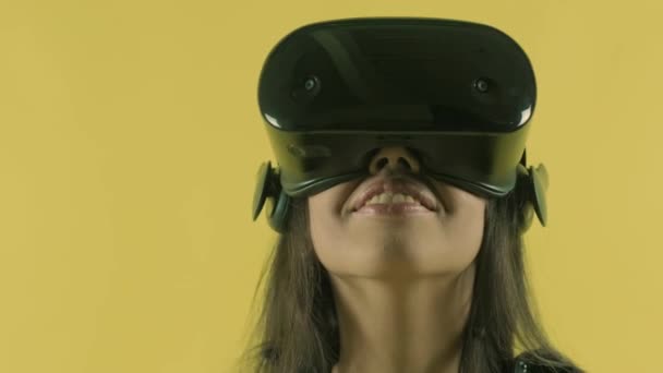 Young Woman Looks Wonders How Amazing World Virtual Reality Helmet — Stock Video