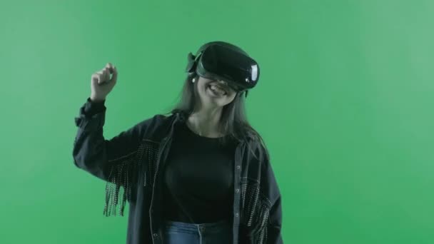 Glad Ung Vacker Kvinna Som Dansar Headsetet Virtual Reality Hjälm — Stockvideo