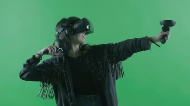 Молодая Женщина Играющая Наушниках Шлем Виртуальной Реальности Зеленом Фоне Ключ — стоковое видео