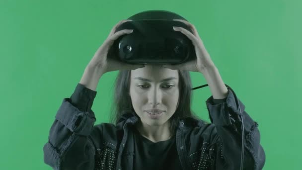 年轻美丽的女人穿上 环顾四周 纳闷在Vr耳机里有多神奇 绿色背景上的虚拟现实头盔 Chroma键 — 图库视频影像