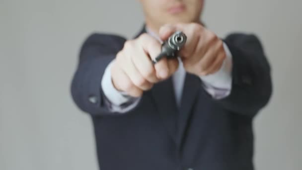 Homem Negócios Casaco Com Uma Arma Mão Recarrega Parafuso Está — Vídeo de Stock
