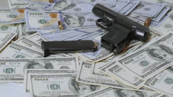 桌子上有很多真正的钞票和黑枪钱和武器枪炮对着美元钞票 — 图库视频影像