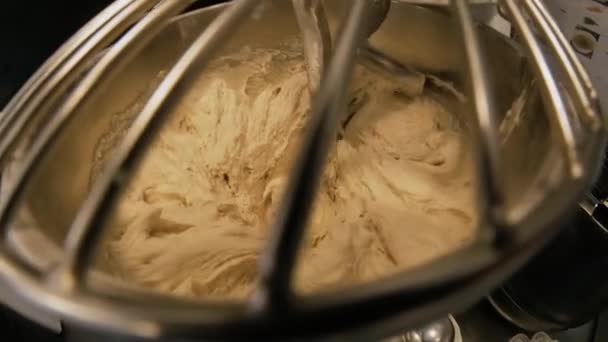 Primer Plano Mezcla Masa Una Máquina Amasadora Profesional Cocina Panadería — Vídeo de stock