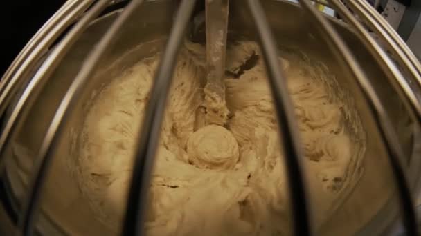 Close Massa Mistura Uma Máquina Amassar Profissional Cozinha Padaria Fabricação — Vídeo de Stock