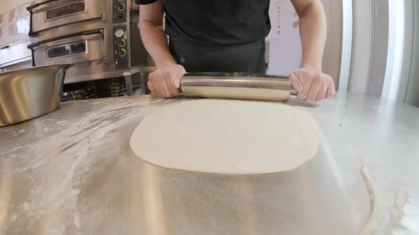 Talyan Pizza Şefi Kaplı Bir Zeminde Hamur Yapıyor Hamuru Yuvarlıyor — Stok video
