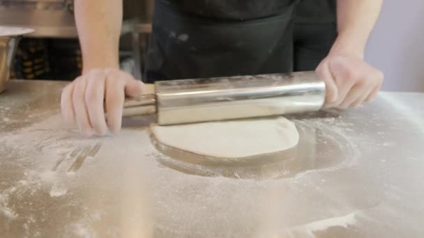 Cocinero Pizza Italiano Formando Masa Sobre Una Superficie Enharinada Desplegando — Vídeos de Stock