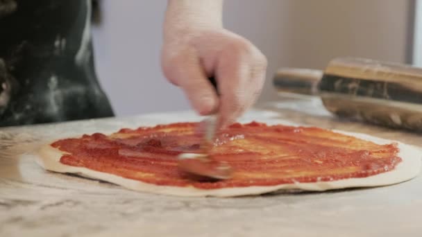 Chef Extendiendo Salsa Tomate Masa Pizza Con Cucharón Metal Restaurante — Vídeos de Stock