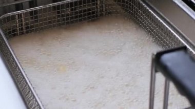 Patates kızartması büyük bir tencerede kızartılır. Kapat.. 