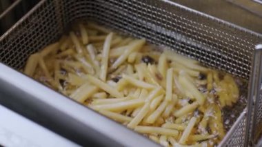 Patates kızartması büyük bir tencerede kızartılır. Kapat.. 