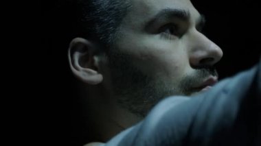 Güzel erkek sanatçı büyük tuvalde resim yapıyor.