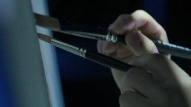 Beyaz tahtaya iki fırça darbesi. Yakın plan. Hızlı Boyacı