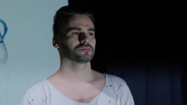 Güzel erkek sanatçı sahnede performans sergiliyor.