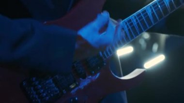 Gitarist konserde sahnede seyirciyi coşturuyor.