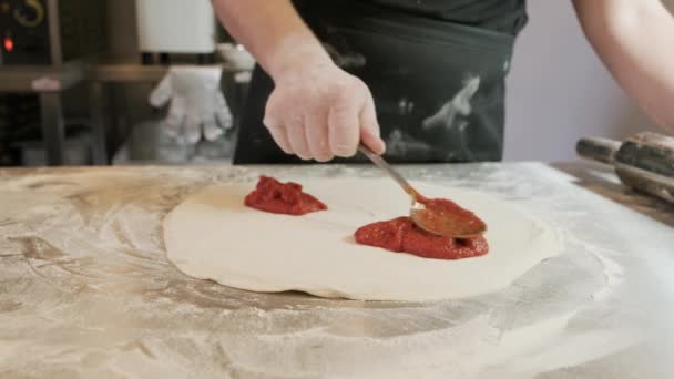 Chef Extendiendo Salsa Tomate Masa Pizza Con Cucharón Metal Restaurante — Vídeos de Stock