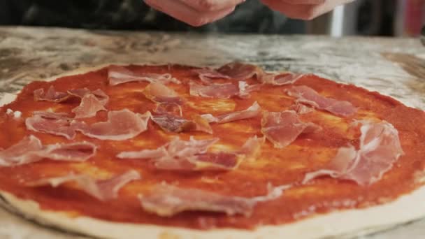 Chef Hace Pizza Pizza Con Jamón Sous Crudo Prosciutto — Vídeos de Stock