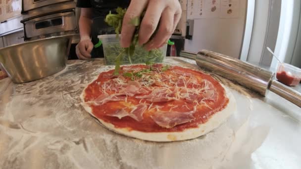 Chef Hace Pizza Espolvorea Con Hierbas — Vídeos de Stock