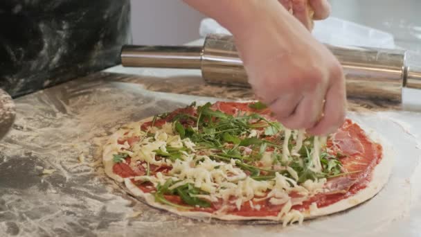 Chef Hace Pizza Espolvorea Con Queso — Vídeos de Stock