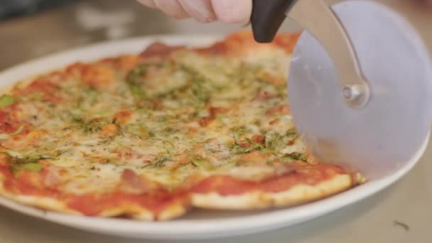 Zwolnione Zbliżenie Osoby Krojącej Pizzę Kilka Kawałków Pomocą Noża Pizzy — Wideo stockowe